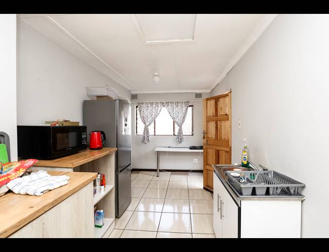 400M² BUILDING FOR SALE IN ESSENWOOD